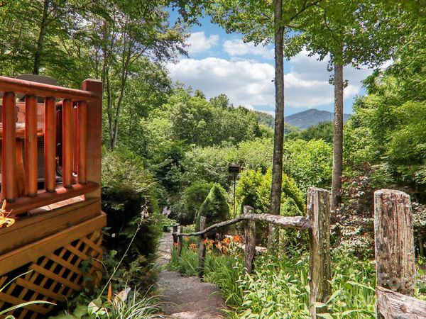 157 Kanusati Trail, Maggie Valley, NC 28751