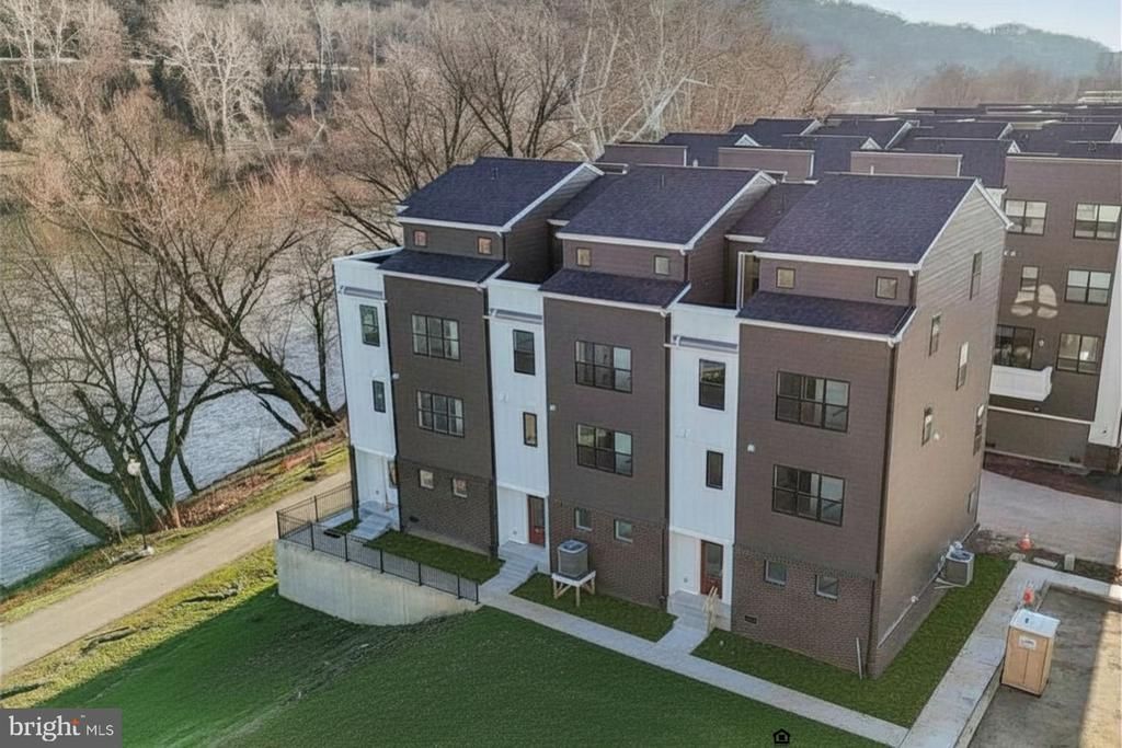 956 RIVERPLACE DRIVE , CONSHOHOCKEN, PA 19428