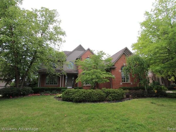 18547 Clairmont Circle E, Northville, MI 48168