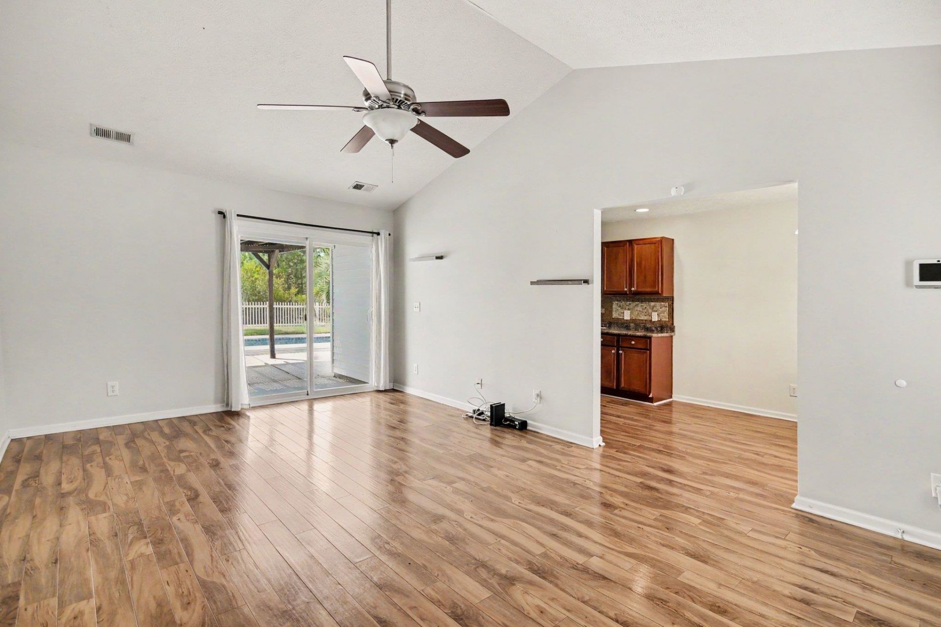 665 W Perry Rd. Photo 6