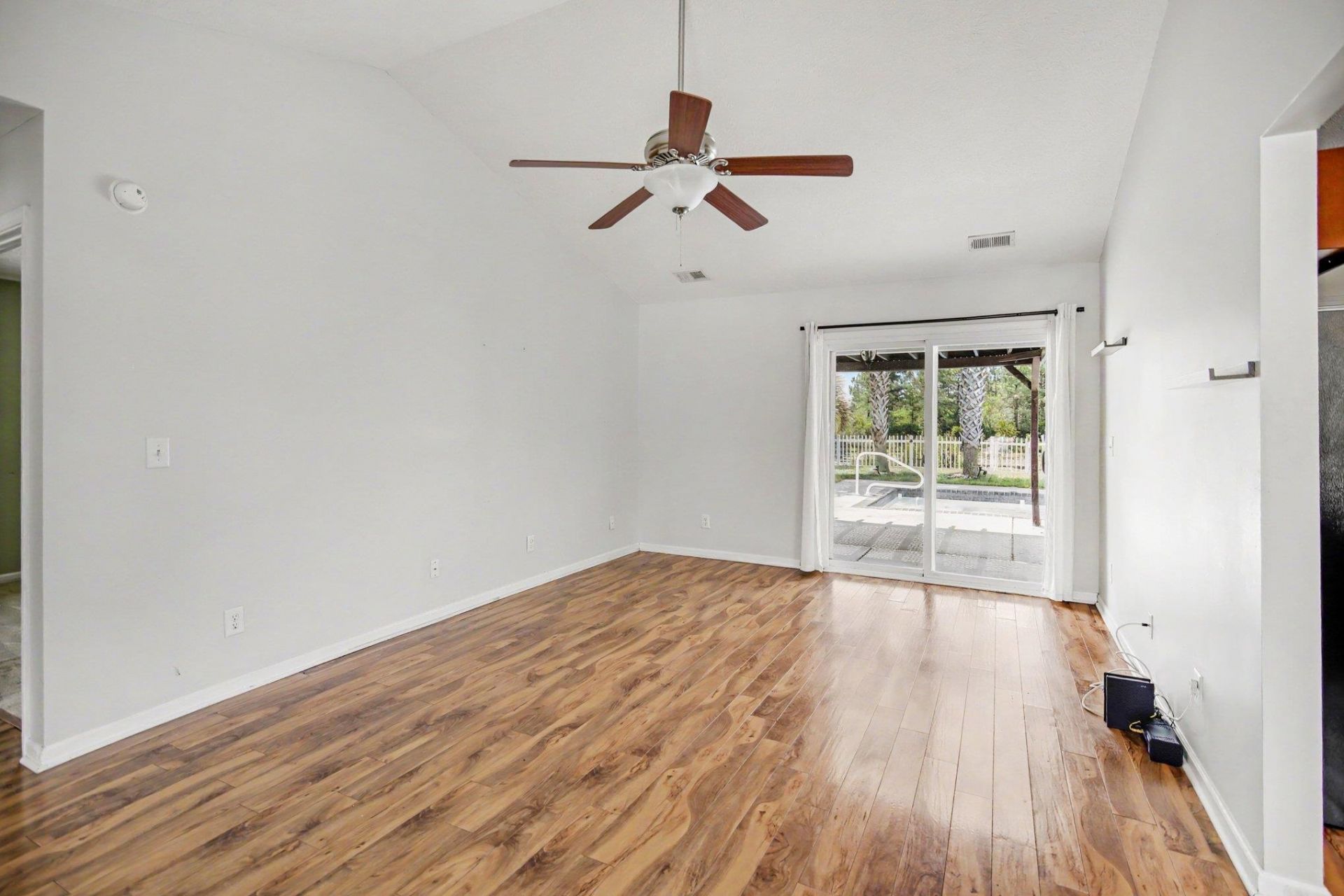 665 W Perry Rd. Photo 7