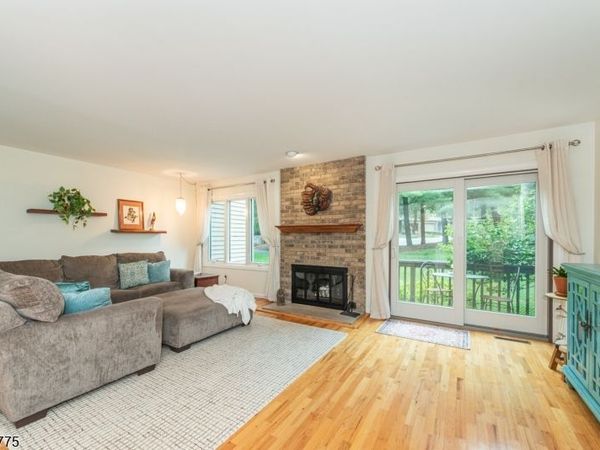 122 Macleish Ct, Mahwah, NJ 07430