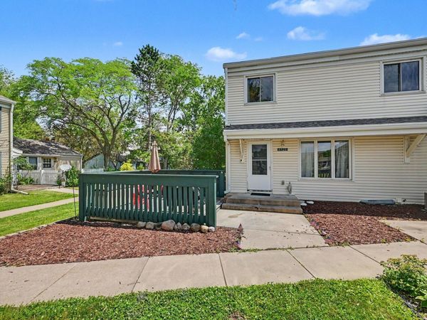 4920 Grenwich Trail N, Oakdale, MN 55128