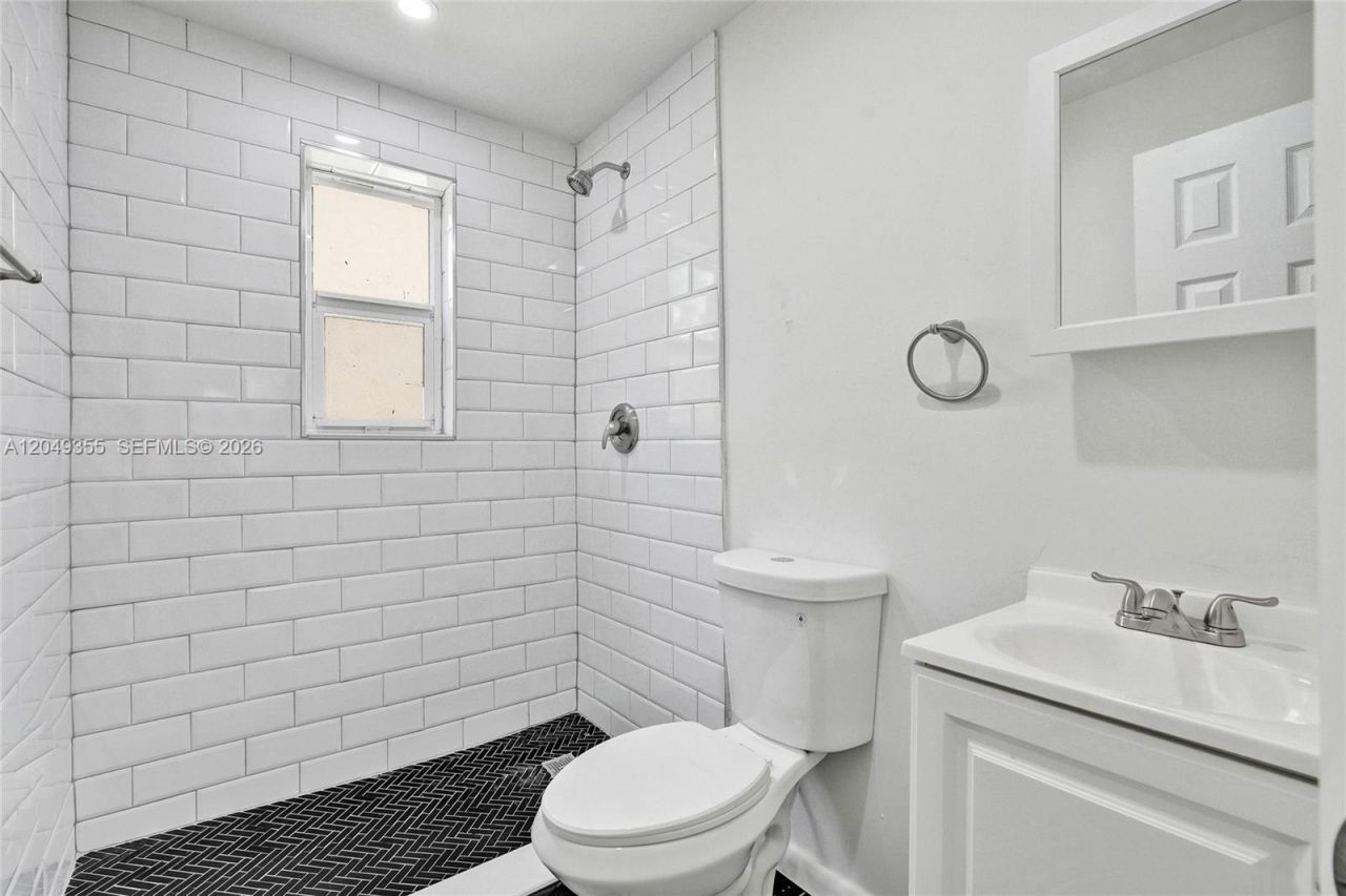 200 NW 13th St, Unit 5, Miami, FL 33136 Photo