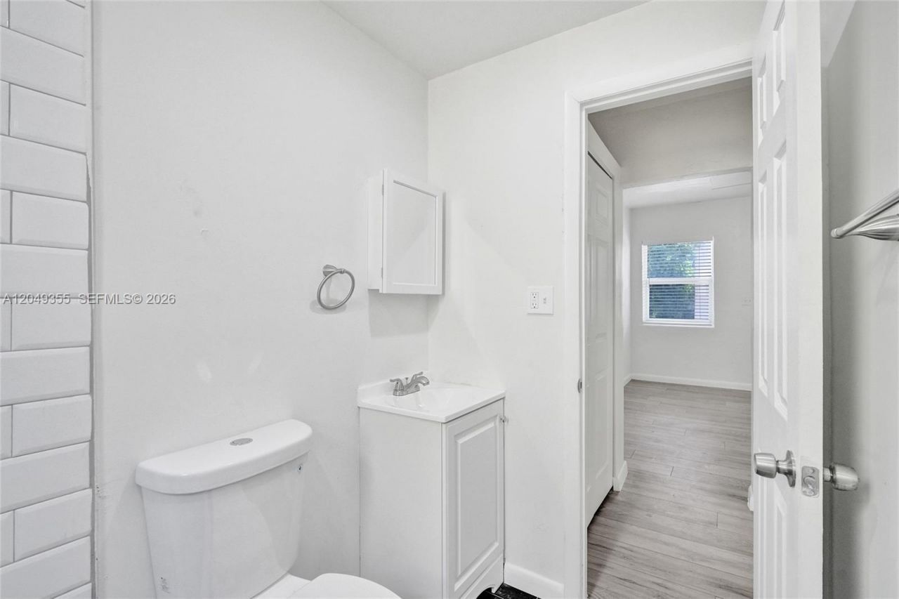 200 NW 13th St, Unit 5, Miami, FL 33136 Photo