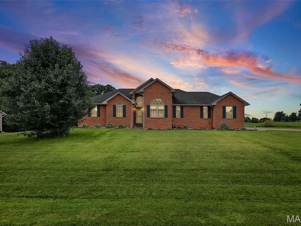 31607 Red Oak Drive, Brighton, IL 62012