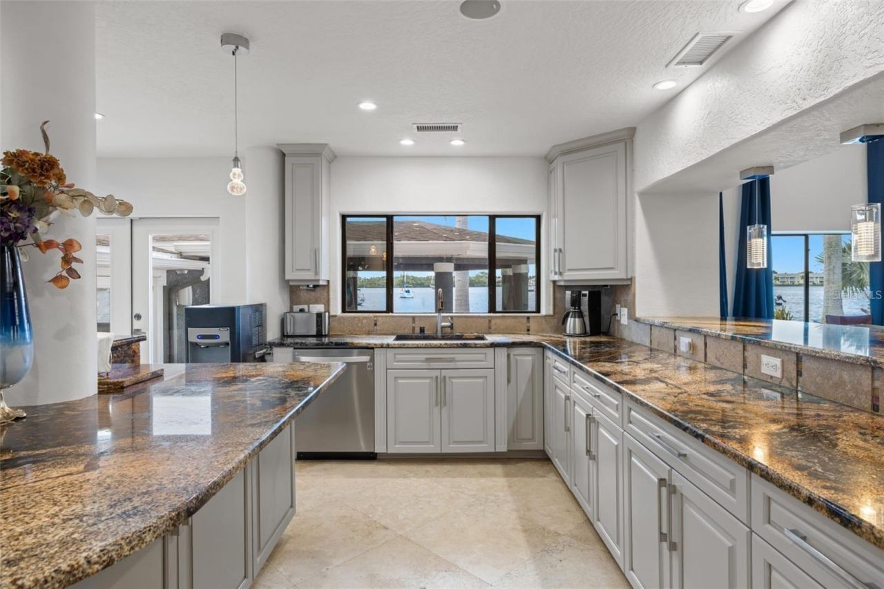 2785 Bayside Drive S, Saint Petersburg, FL 33705 Photo