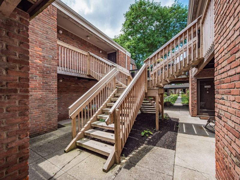 1519 Lafayette Drive, Unit B, Columbus, OH 43220 Photo 3
