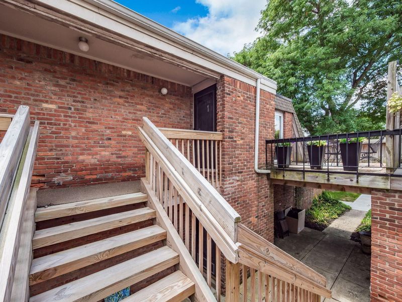 1519 Lafayette Drive, Unit B, Columbus, OH 43220 Photo 4
