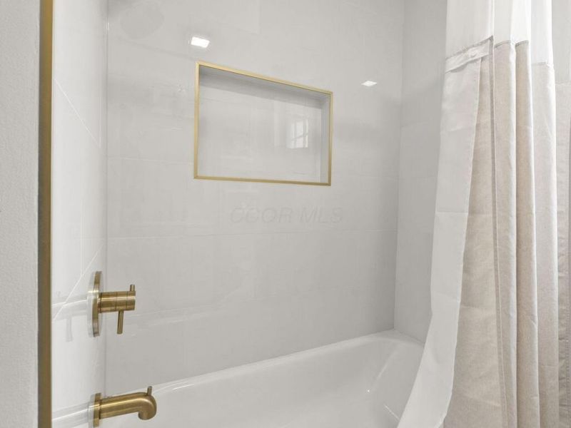 105 E Royal Forest Boulevard, Columbus, OH 43214 Photo 15