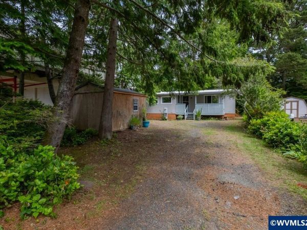 220 SE Hazelton Pl, Depoe Bay, OR 97341