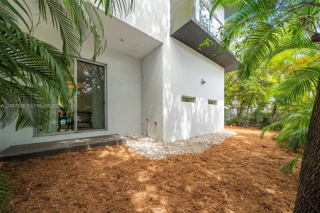 3253 Mcdonald St , Miami, FL 33133 Photo