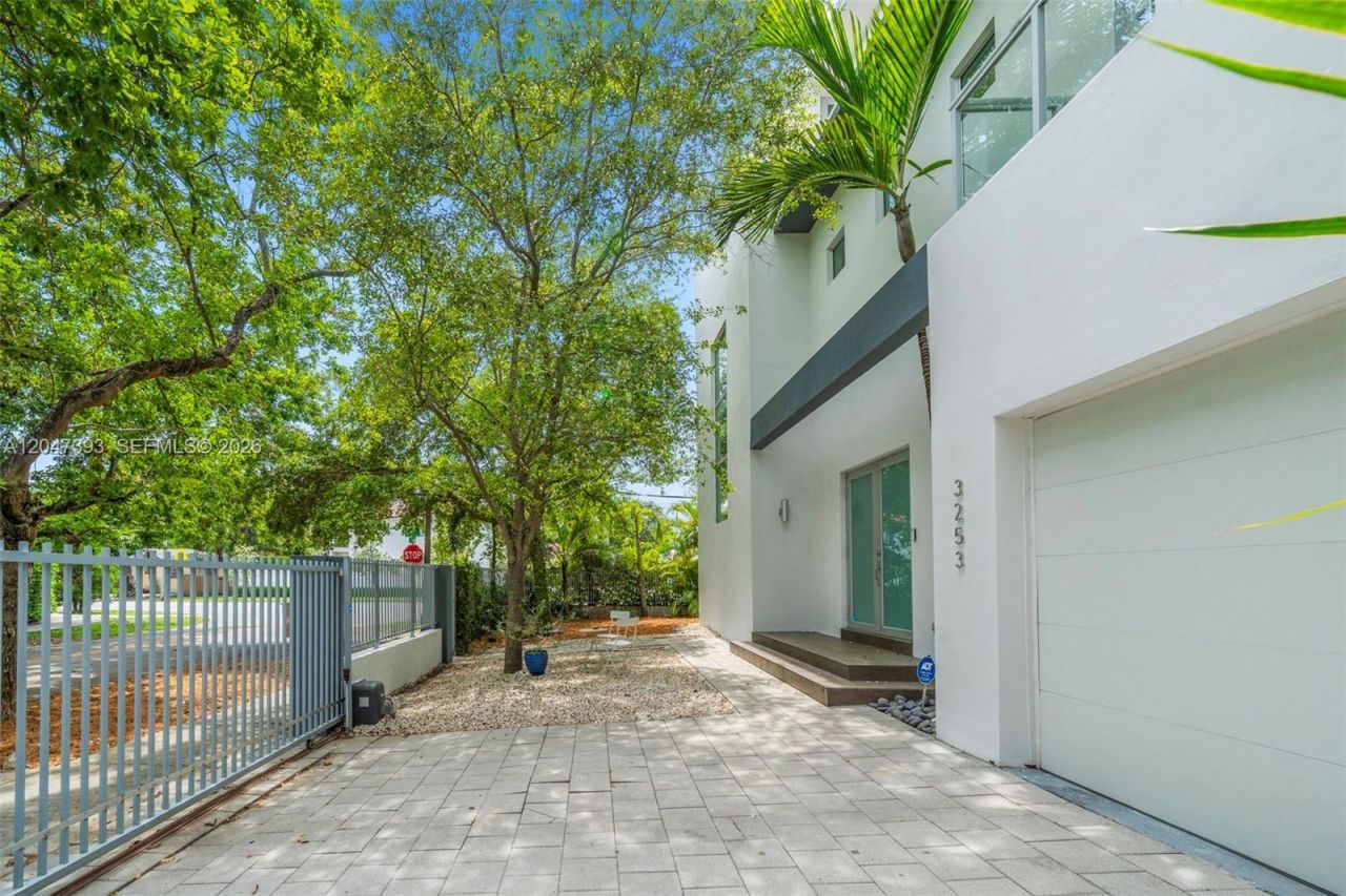 3253 Mcdonald St , Miami, FL 33133 Photo