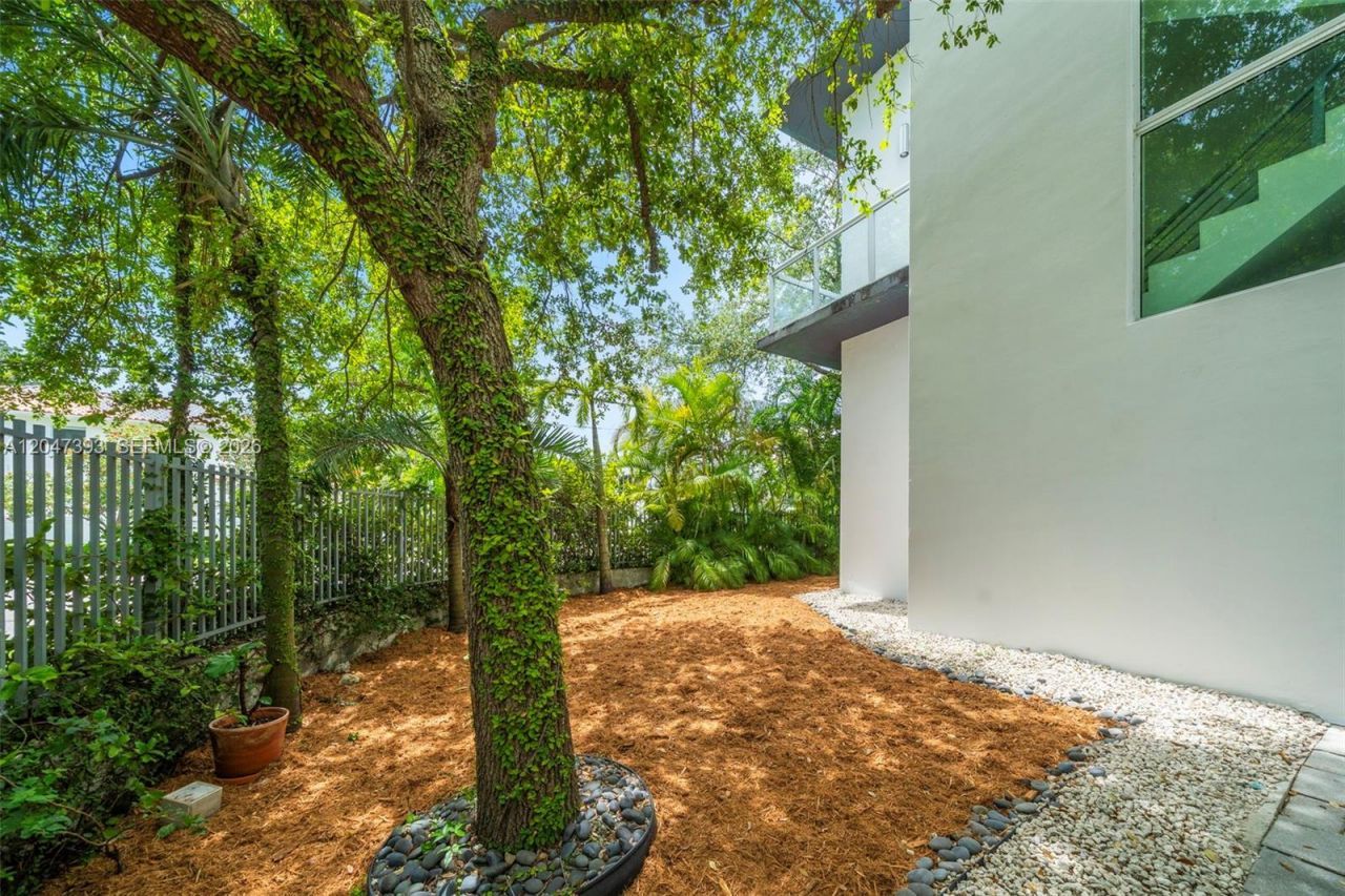 3253 Mcdonald St , Miami, FL 33133 Photo