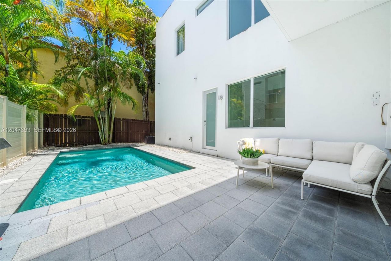 3253 Mcdonald St , Miami, FL 33133 Photo