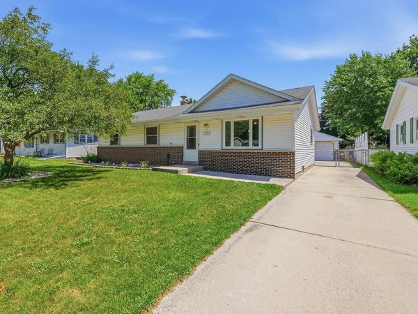 519 Scenic DRIVE E, West Bend, WI 53090