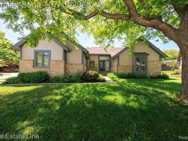 986 River Bend Drive, Rochester Hills, MI 48307