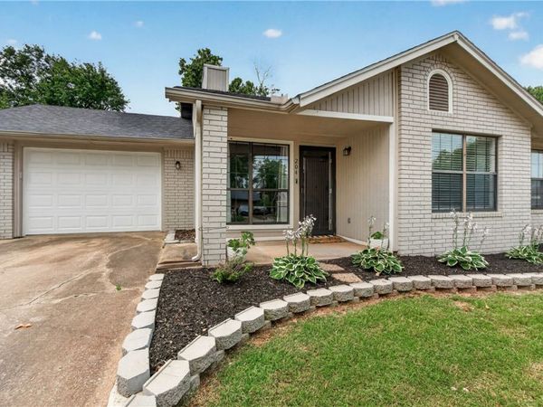 204 Jonathan Drive , Bentonville, AR 72712