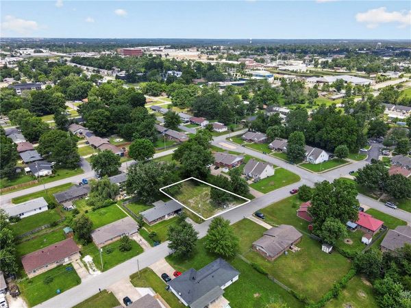 1208 SE D Street , Bentonville, AR 72712