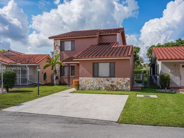 10528 SW 69th Ter , Miami, FL 33173