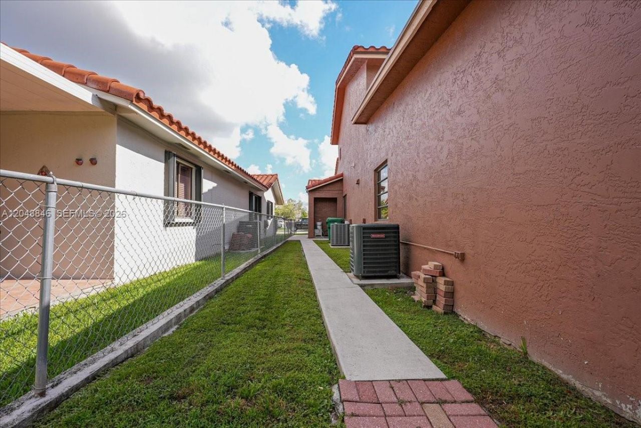 10528 SW 69th Ter , Miami, FL 33173 Photo