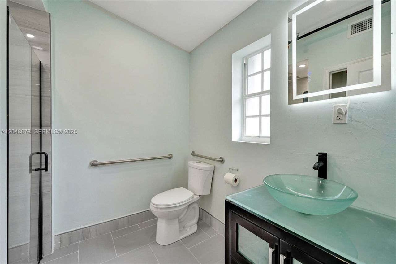 1085 NE 126th St , Unit 4, North Miami, FL 33161 Photo