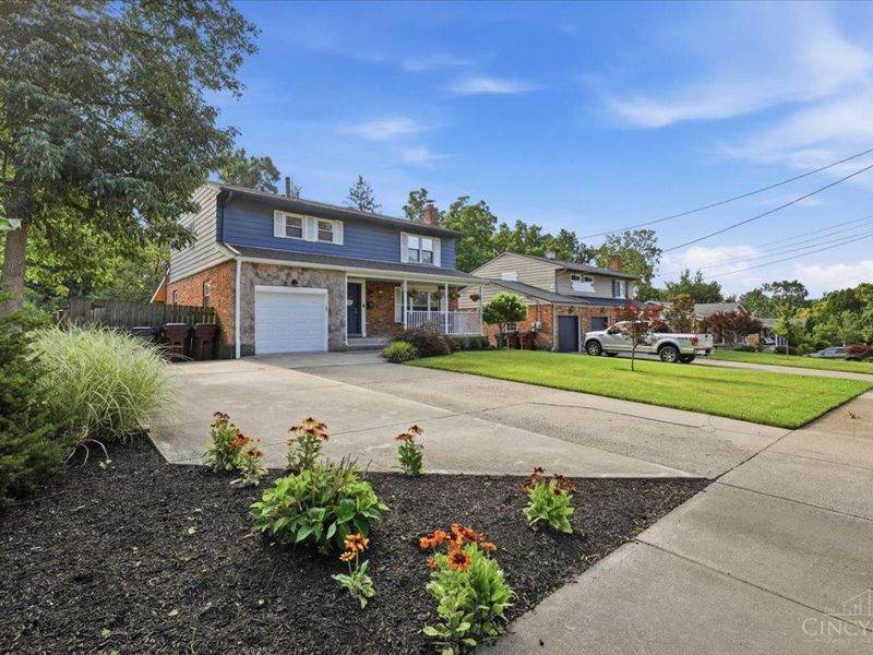 8898 Brittany Drive, Blue Ash, OH 45242 Photo 2