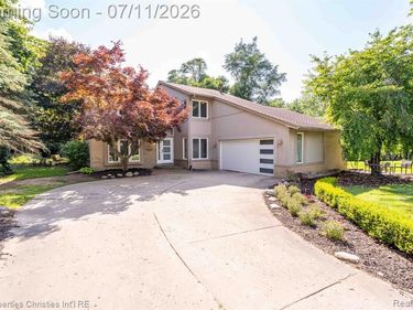 2766 Acorn Road, Bloomfield Hills, MI 48302