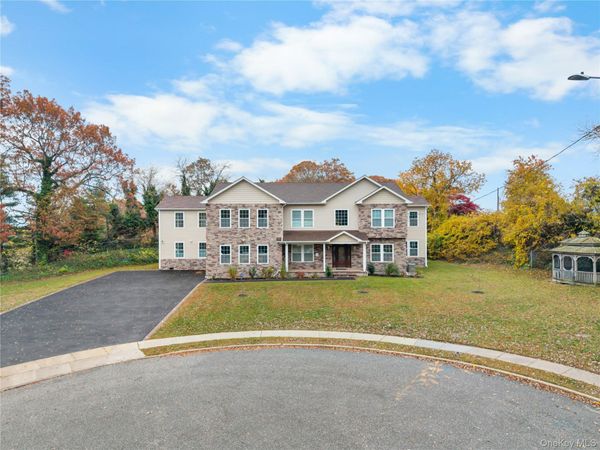 4 Coventry Court , Wheatley Heights, NY 11798