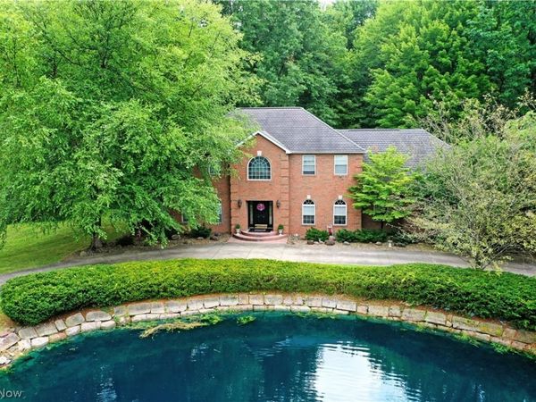 2412 East Pointe Drive SE, Howland, OH 44484
