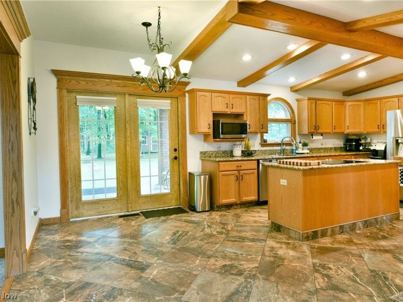 2412 East Pointe Drive SE, Howland, OH 44484 Photo 10