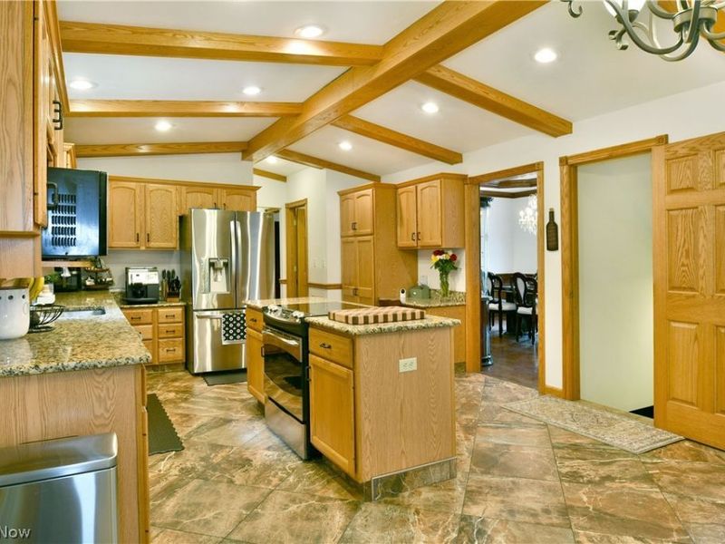 2412 East Pointe Drive SE, Howland, OH 44484 Photo 12