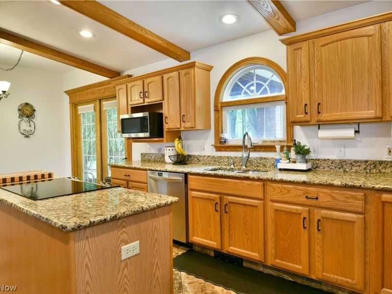 2412 East Pointe Drive SE, Howland, OH 44484 Photo 13