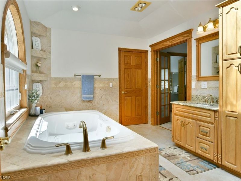 2412 East Pointe Drive SE, Howland, OH 44484 Photo 41
