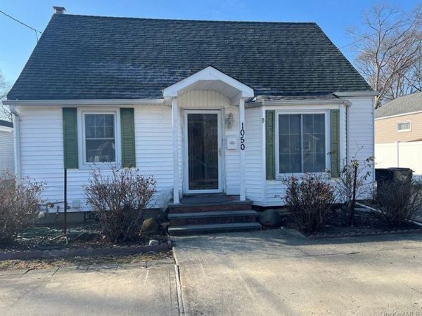 1050 Sullivan Street , Bay Shore, NY 11706