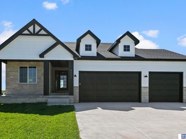 9111 Castle Pine Drive, Lincoln, NE 68516