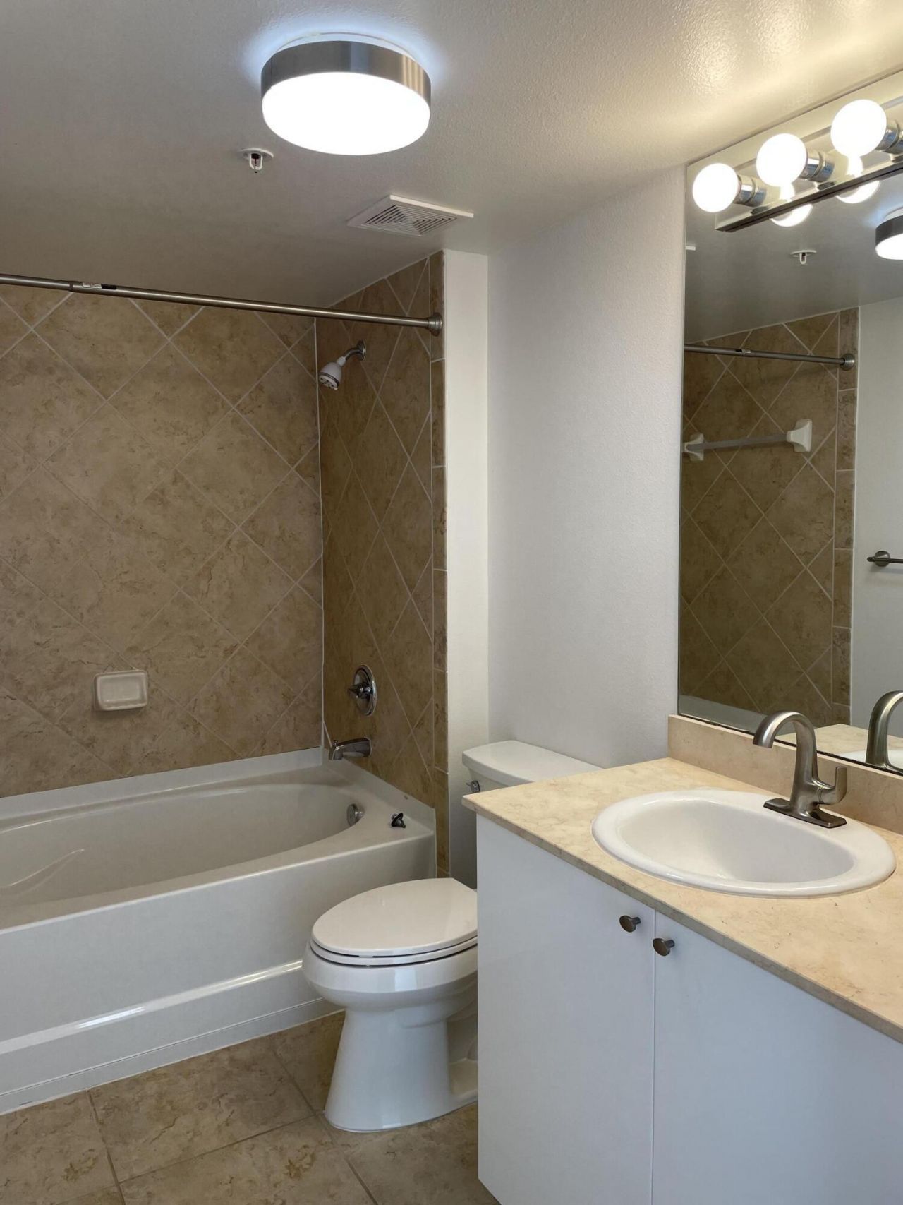 600 S Dixie Highway, Unit 825, West Palm Beach, FL 33401 Photo