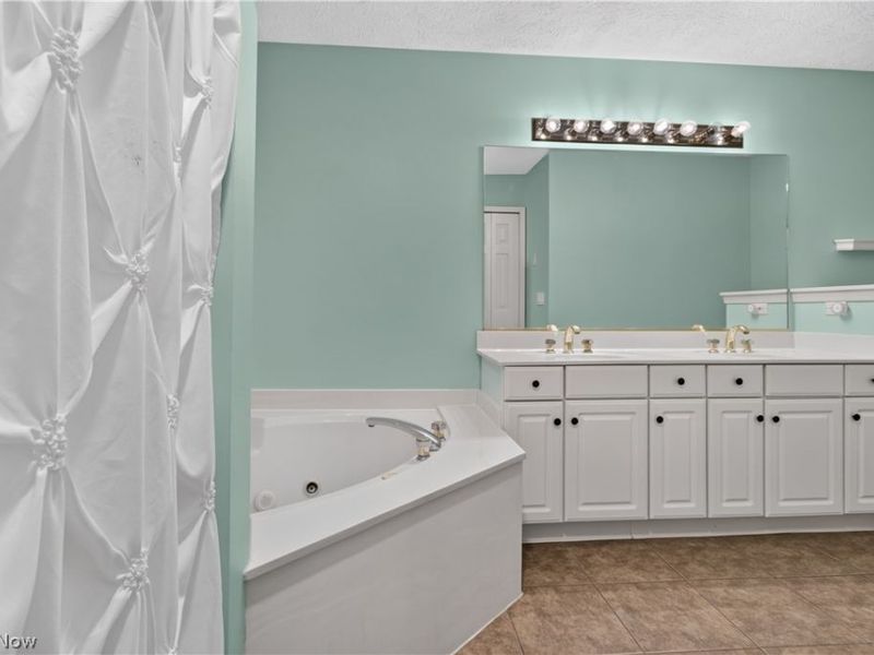 5242 Parkhurst Drive, Sheffield Village, OH 44054 Photo 19