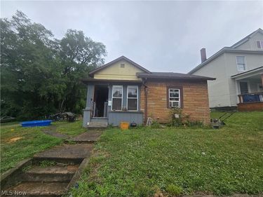 24 Maple Avenue SE, Massillon, OH 44646
