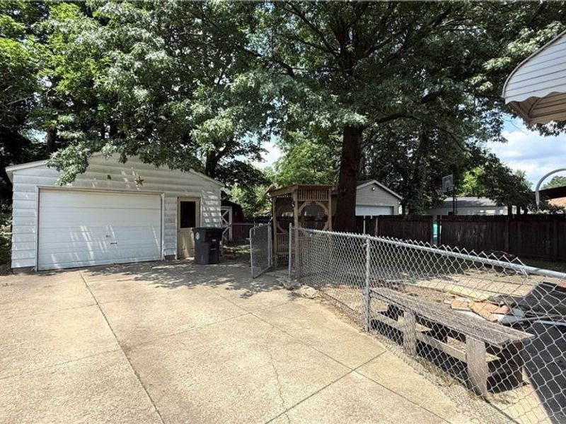592 Lindell Street, Akron, OH 44305 Photo 8