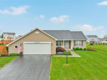 82 Harrogate Crossing, West Henrietta, NY 14586
