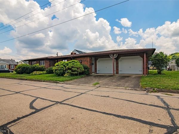 700 Victoria Avenue, Williamstown, WV 26187