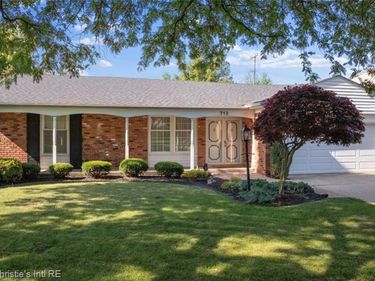 713 Moorland Drive, Grosse Pointe Woods, MI 48236