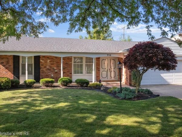 713 Moorland Drive, Grosse Pointe Woods, MI 48236