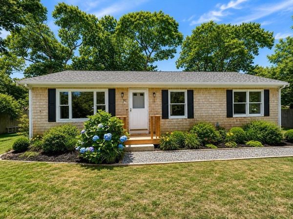 82 Pennsylvania Avenue, Oak Bluffs, MA 02557