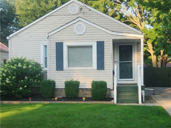 667 Essex Street , Akron, OH 44306