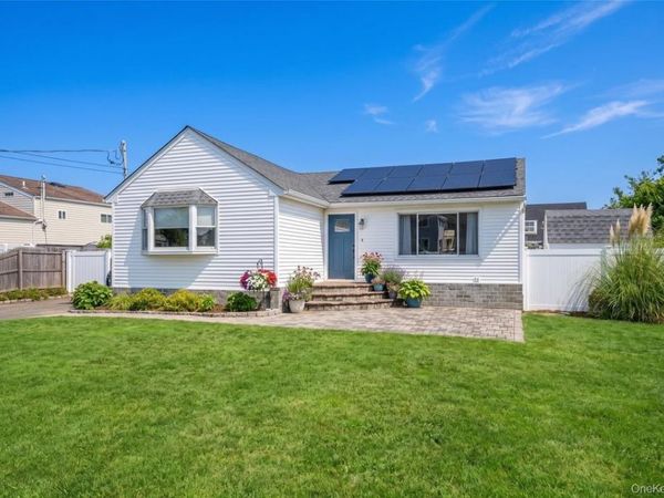 20 E Seacrest Avenue, Lindenhurst, NY 11757