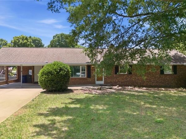 850 Minorcas Road , Winston-Salem, NC 27106