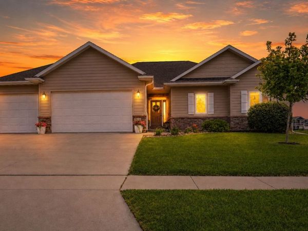 1812 W 3rd Street, Pella, IA 50219