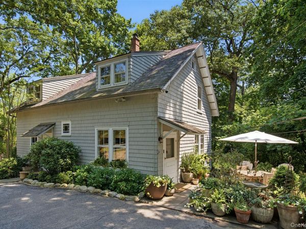 1394 Ridge Road , Laurel Hollow, NY 11791